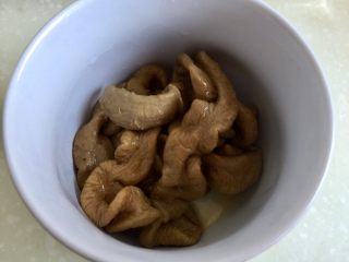 14、来点重口味+麻辣干锅肥肠,煮好的肥肠捞出，我的天，260g肥肠，撕去脂肪筋膜处理干净再煮熟，一称只有95g了，早知道准备一斤肥肠了(｡ì _ í｡)