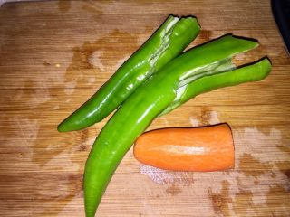 16、来点重口味+麻辣干锅肥肠,青椒去蒂去籽清洗，胡萝卜削皮清洗备用