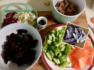 17、来点重口味+麻辣干锅肥肠,蒜切蒜片，姜切姜片，干辣椒剪成小段，青椒切块，胡萝卜切片，洋葱切丝，木耳搓洗干净撕成小朵