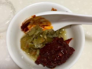 18、来点重口味+麻辣干锅肥肠,半勺郫县豆瓣酱，少许剁椒备用