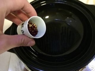 19、来点重口味+麻辣干锅肥肠,热锅冷油，小火加入花椒煸香，把花椒捞出，不要糊了，会苦