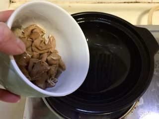 20、来点重口味+麻辣干锅肥肠,加入肥肠，小火煸炒到肥肠表面微焦吐油。肥肠盛出