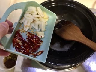 21、来点重口味+麻辣干锅肥肠,底油加入姜片蒜片干辣椒煸香