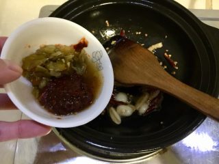 22、来点重口味+麻辣干锅肥肠,加入剁椒豆瓣酱炒出红油