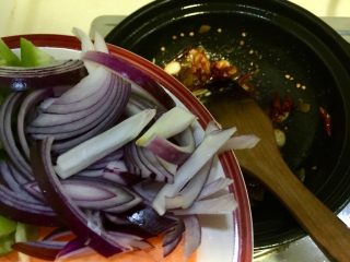 23、来点重口味+麻辣干锅肥肠,放入洋葱丝煸炒