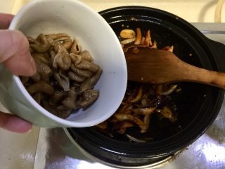 24、来点重口味+麻辣干锅肥肠,放入肥肠