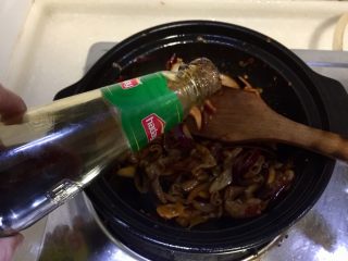 25、来点重口味+麻辣干锅肥肠,加入少许蚝油翻炒均匀，豆瓣酱剁椒都比较咸，其他调料都加的少