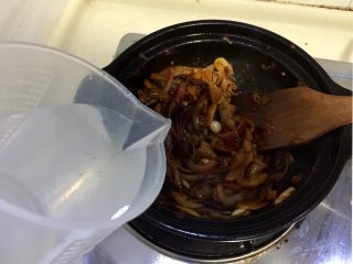 26、来点重口味+麻辣干锅肥肠,加入少许清水，基本没过食材一半，不用太多水。炖煮十分钟左右（汤汁不要完全收干，还就一些给蔬菜且不容易糊锅）