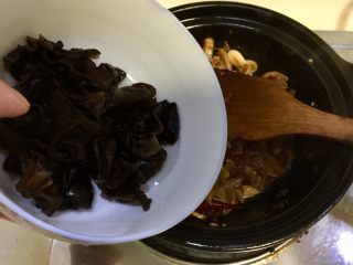 27、来点重口味+麻辣干锅肥肠,加入木耳翻炒一两分钟