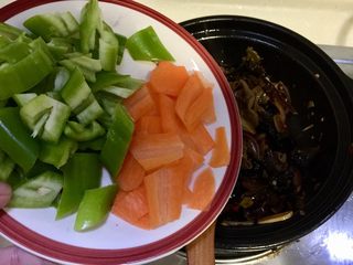 28、来点重口味+麻辣干锅肥肠,加入胡萝卜青椒翻炒片刻盖上盖焖一分钟即可