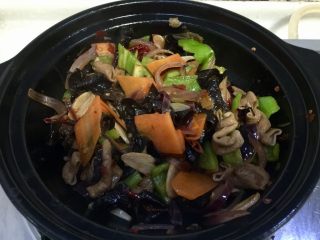 29、来点重口味+麻辣干锅肥肠,整理一下，把锅边擦干净，干锅直接上桌，美美滴