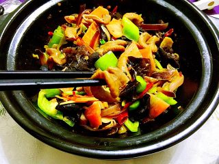 35、来点重口味+麻辣干锅肥肠,嚼块肥肠，喝口小酒，自在逍遥，美美滴