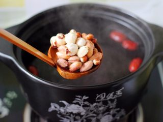 4、杂粮粥,再加入泡发的花生米和莲子