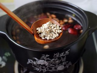 6、杂粮粥,加入泡发好的薏米