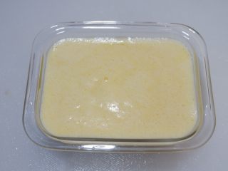 8、宝宝辅食—蔓越莓山药糕,将搅打好的山药糊倒入