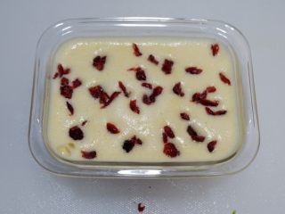 9、宝宝辅食—蔓越莓山药糕,表面撒上蔓越莓碎