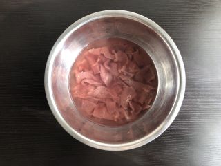 1、小炒猪肝,猪肝切片，反复洗净，清水浸泡10分钟