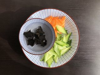 2、小炒猪肝,黄瓜，胡萝卜切片，木耳泡发备用