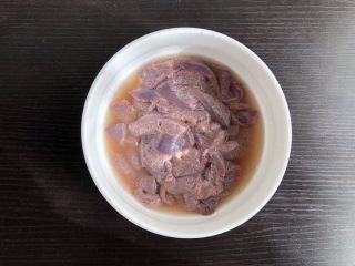 3、小炒猪肝,猪肝攥干水分加料酒腌制15分钟