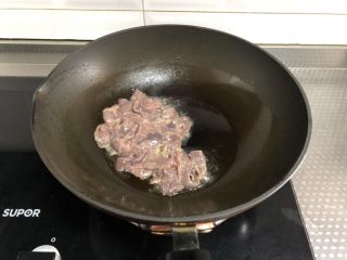 4、小炒猪肝,起锅热油，下猪肝翻炒至变色后，盛出备用