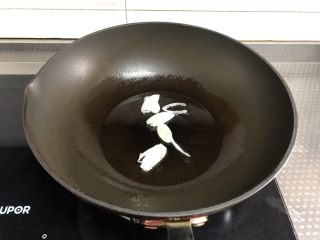 5、小炒猪肝,另起锅，少量油，烧热下葱花炒香