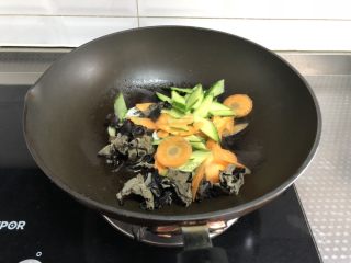 6、小炒猪肝,放入胡萝卜，黄瓜，木耳翻炒均匀