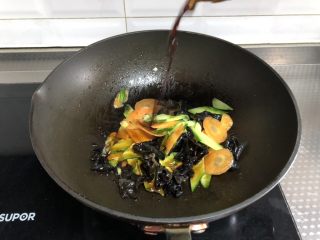 7、小炒猪肝,倒入味极鲜酱油调味