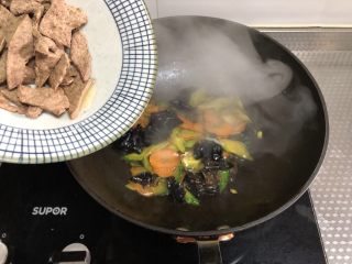 8、小炒猪肝,倒入猪肝翻炒均匀