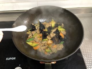 9、小炒猪肝,调入适量糖和盐，翻炒至蔬菜断生即可