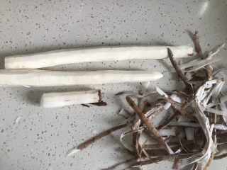1、山药红枣糕,山药削皮