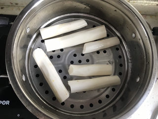 2、山药红枣糕,洗干净放入蒸锅蒸熟