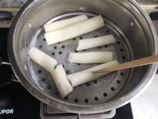 3、山药红枣糕,用筷子能穿透就熟了