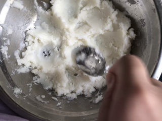 4、山药红枣糕,用勺子压成泥状