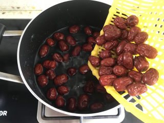 7、山药红枣糕,红枣洗干净放锅里煮熟烂