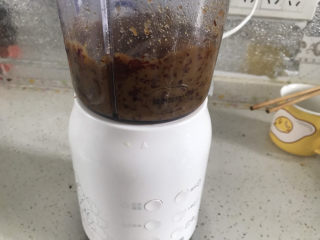 9、山药红枣糕,放入破壁机加入适量凉开水打碎，不能加太多水，能让破壁机运作起来就行了