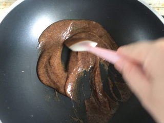 10、山药红枣糕,然后倒入锅中小火不停的翻炒，炒出水分