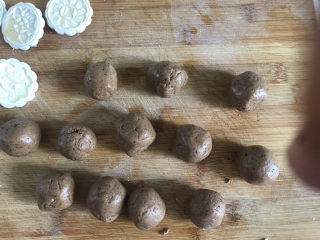 15、山药红枣糕,再分成差不多20克一个剂子