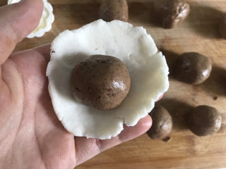 16、山药红枣糕,取一块山药球，用手压成圆形饼状，包入豆沙枣泥