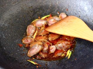 6、香肠辣爆芸豆丝,加入香肠大火继续快速翻炒片刻。