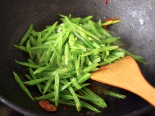 7、香肠辣爆芸豆丝,这个时候加入焯过水的芸豆丝。