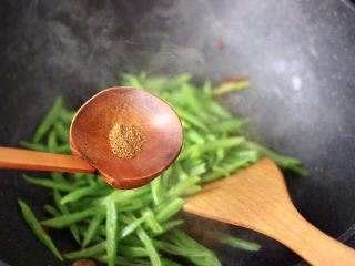 8、香肠辣爆芸豆丝,再加入花椒粉增加口感。