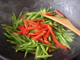 11、香肠辣爆芸豆丝,这个时候加入红椒丝。