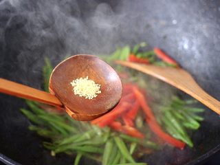12、香肠辣爆芸豆丝,再放入鸡精调味。