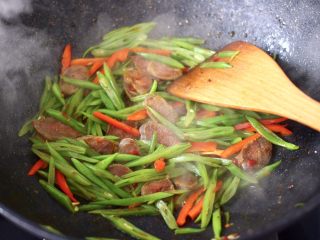 13、香肠辣爆芸豆丝,大火继续快速翻炒均匀。