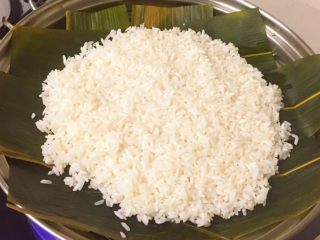 3、红糖糍粑,泡好的糯米蒸25min左右蒸熟为止。一般都是用纱布的，但这回我用的是端午剩下的粽叶。不会粘米而且还有粽叶特有的清香哦～ 更重要的是不用洗纱布了哈哈。