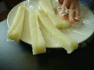 6、红糖糍粑,还记得糯米底下和上面的保鲜膜吗？手放在保鲜膜上，方便使力同时也不会粘手～