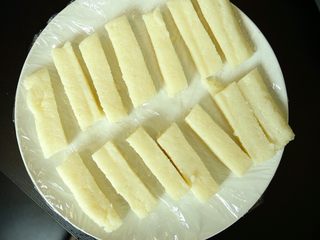 7、红糖糍粑,因为我切的条比较长，中间就再切一刀。这样煎的时候比较方便。