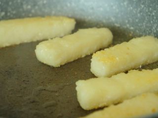 9、红糖糍粑,煎到表面金黄即可。