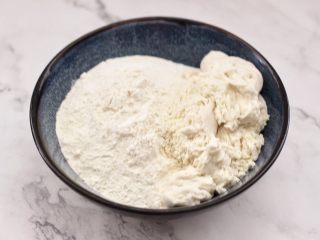 1、老面红枣花样馒头,大的容器里,把称重的麦芯粉和老面放入。