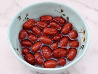 3、老面红枣花样馒头,红枣洗净后,用温水浸泡半小时。